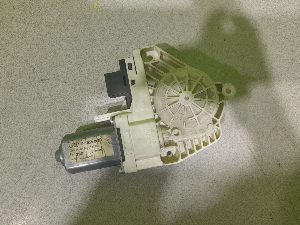 MOTOR ELEVALUNAS DELANTERO DERECHO AUDI A6 AVANT (4F5)