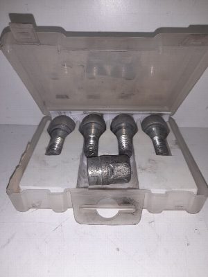 JUEGO TORNILLOS RUEDA RENAULT