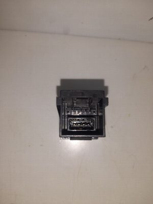 PUERTO USB AUXILIAR TOYOTA YARIS (XP21) 2023
